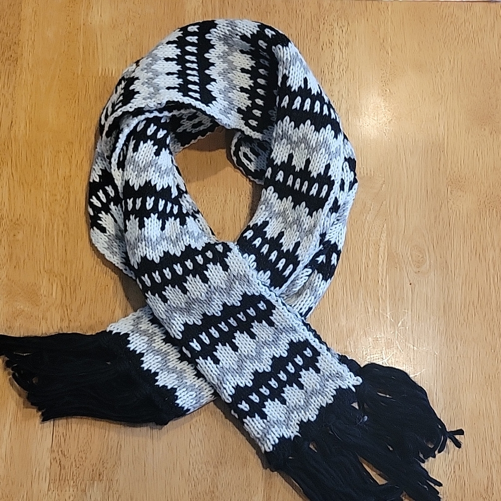 🔥 NWOT OLD Navy knit Black And Gray Patterened scarf